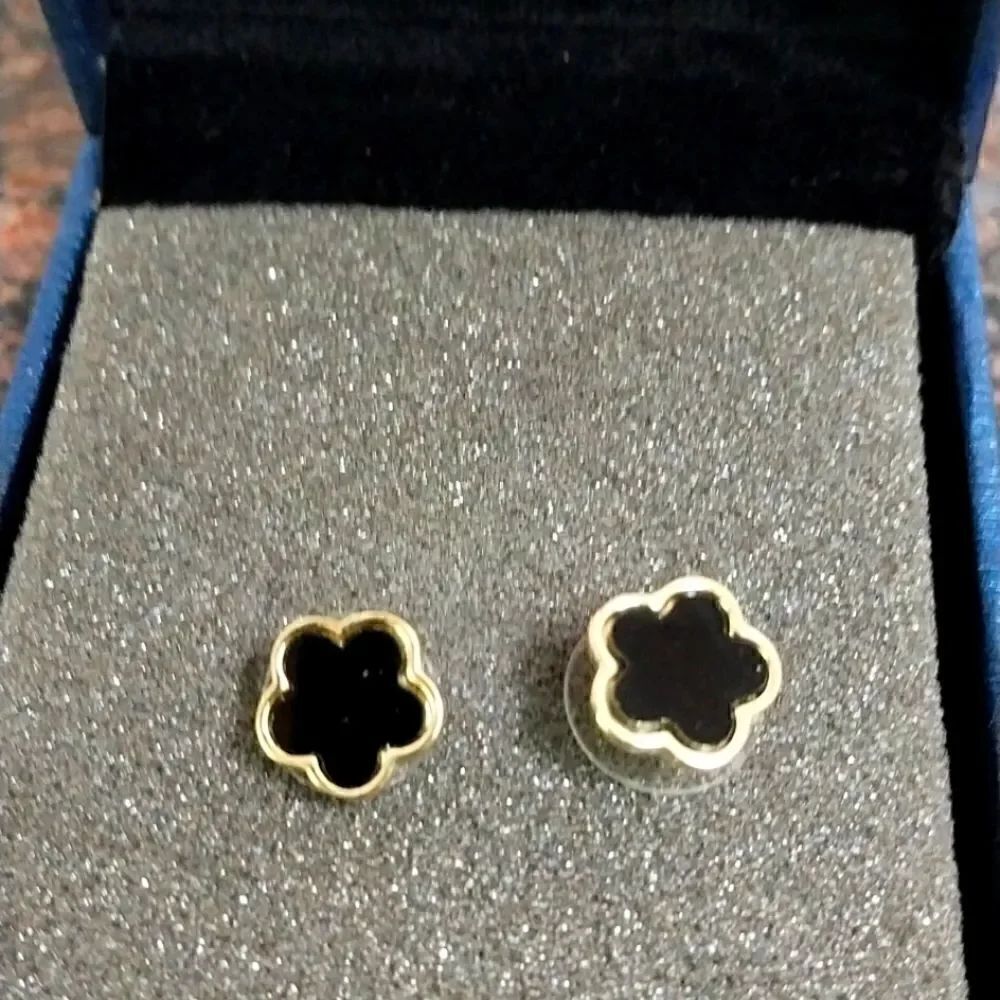 Goldtone Clover  famous maker look-alike earrings...NEW